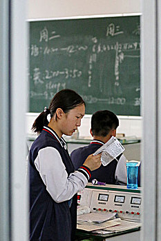 四川省巴中中学高考复读培训学校收费,高三集训机构条件(图1)